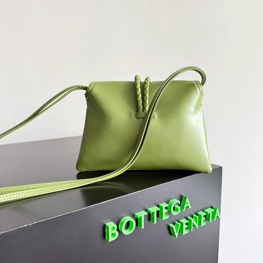 Batch 1520 BOTTEGA VENETA 2025 women's mini LIBERTA crossbody bag, the smallest size is shipped! ! Summer is here, how can you go out and play without a small bag? The "Freedom" series has the advantage of not being picky about seasons. I really like it. A small bag with a generous temperament is an indispensable item for every girl to perfectly adapt to the variety of summer outfits. The high-quality leather reveals a delicate luster. The U-shaped high-quality hardware design is enlarged in this size, which is the finishing touch. Whether it is attending a banquet or daily travel, it can show off the taste. Style No.: 826147 Size: 24*15.5*5cm
